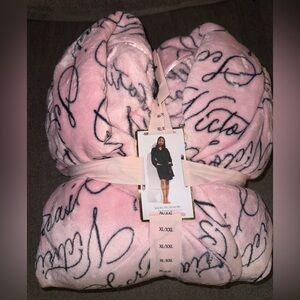 Victoria’s Secret Plush Pink Script Robe | XL/XXL | NWT